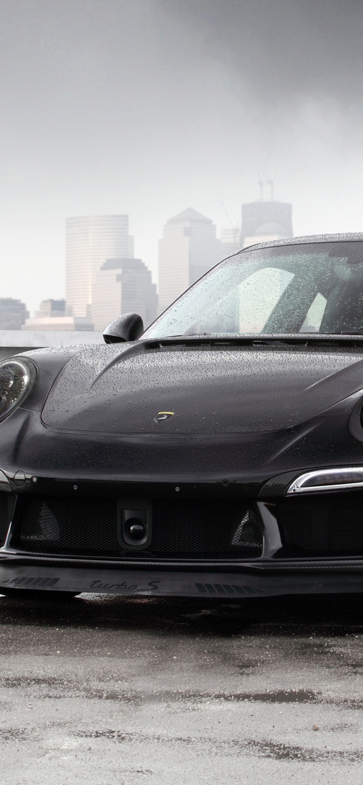 Porsche 911 Noire Sur Route. Wallpaper in 1242x2688 Resolution