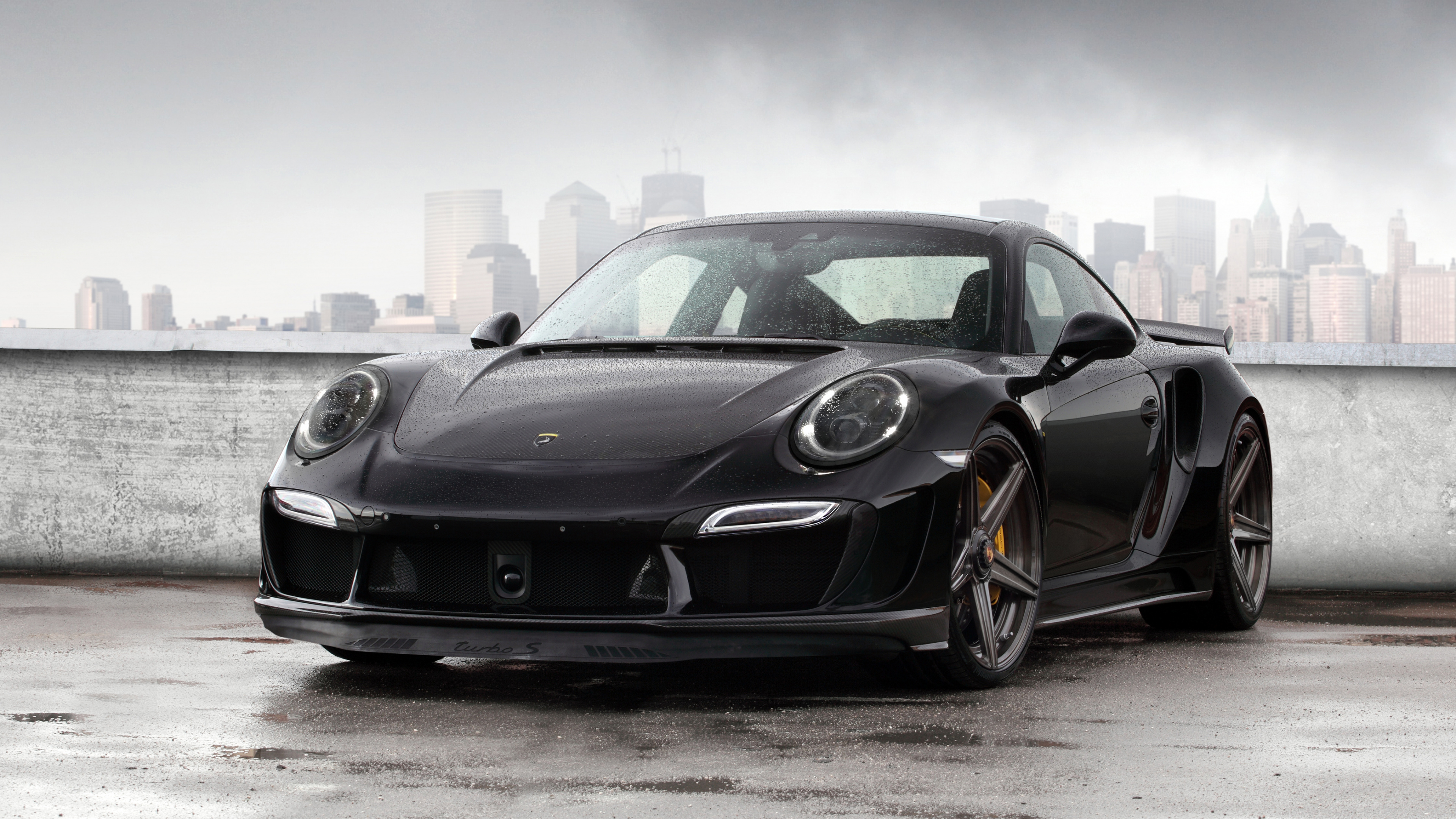 Porsche 911 Noire Sur Route. Wallpaper in 3840x2160 Resolution