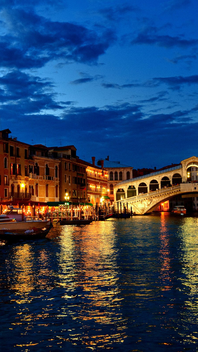 Bâtiment en Béton Brun à Côté de la Rivière Sous Ciel Bleu Pendant la Journée. Wallpaper in 750x1334 Resolution