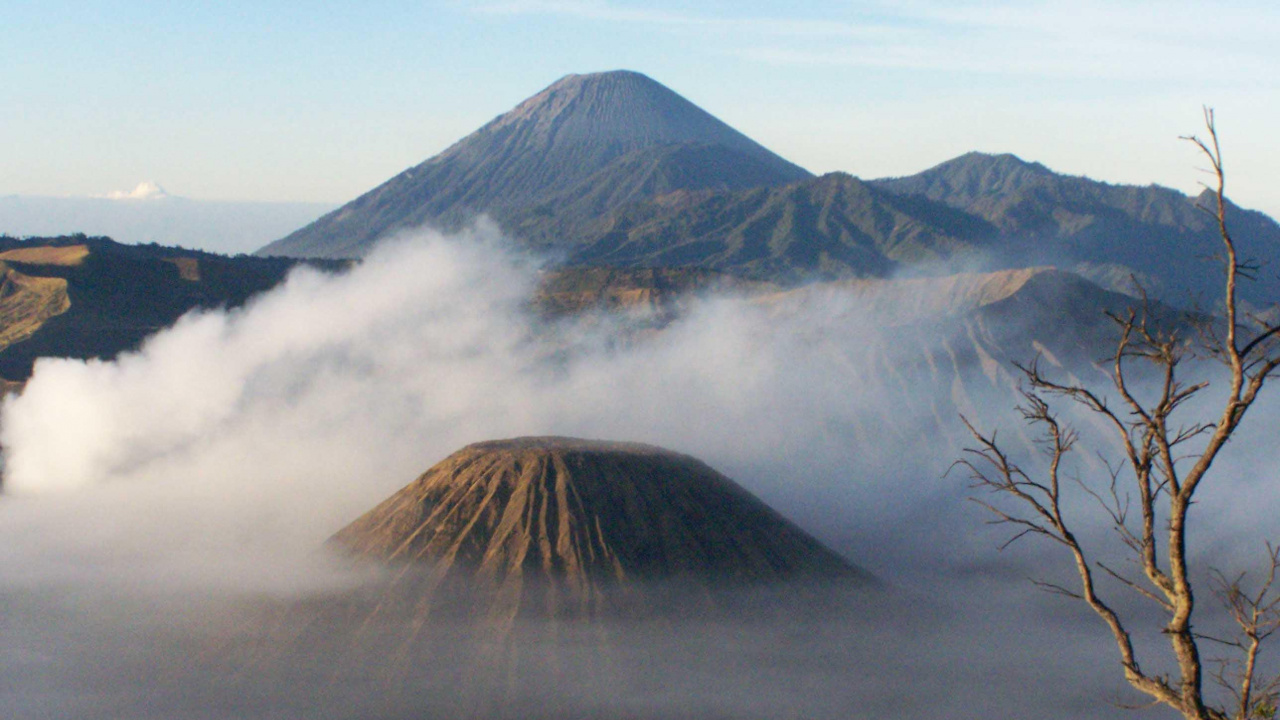 Montagne Brune Sous Des Nuages Blancs Pendant la Journée. Wallpaper in 1280x720 Resolution