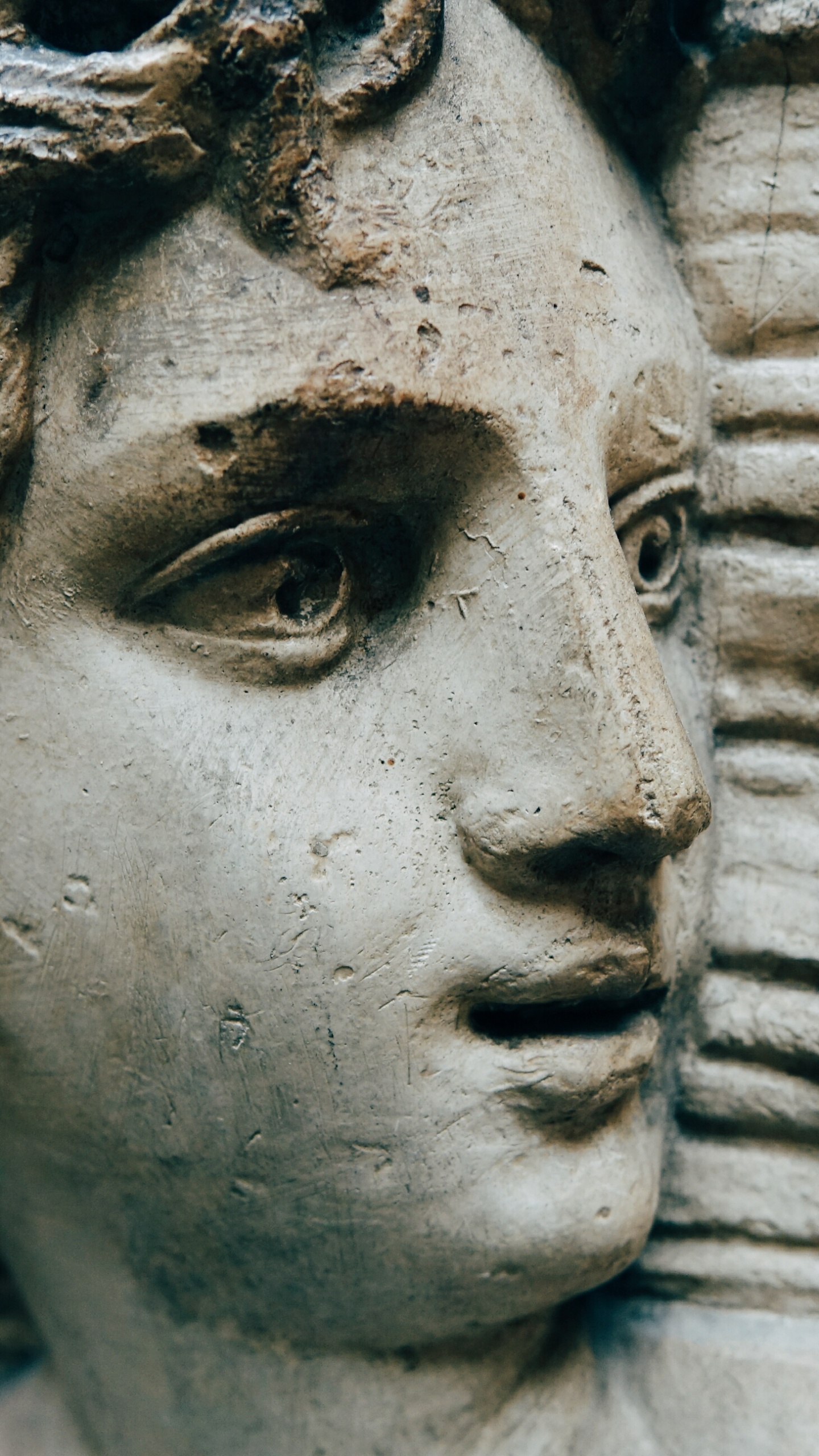 Graue Betonstatue Des Menschen. Wallpaper in 1440x2560 Resolution