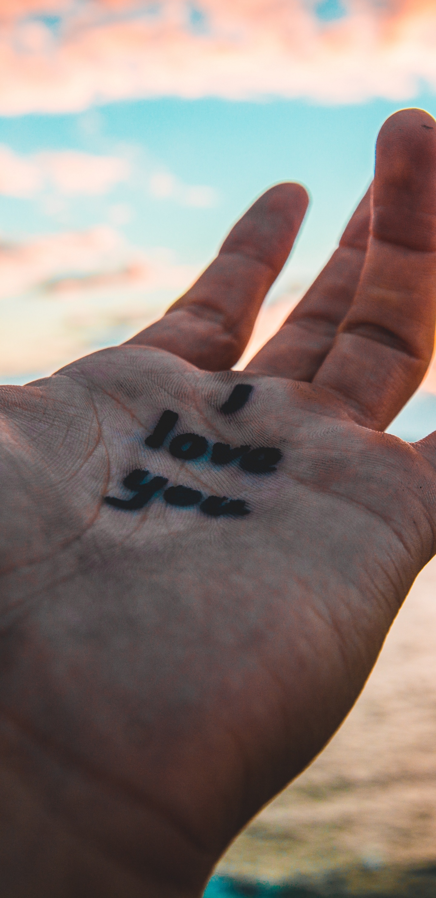 Coeur Noir en Forme de Main de Personnes. Wallpaper in 1440x2960 Resolution