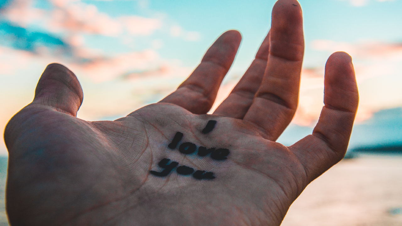 en Forma de Corazón Negro en la Mano de Las Personas. Wallpaper in 1280x720 Resolution