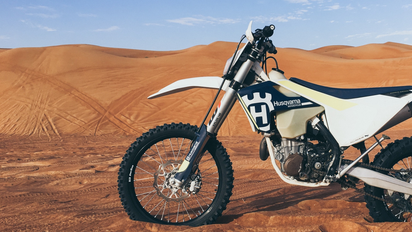 Moto de Cross Blanca y Negra. Wallpaper in 1366x768 Resolution