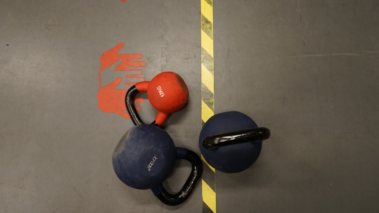 Krafttraining, Übung, Hantel, Kettlebell, Fitnesscenter. Wallpaper in 1280x720 Resolution