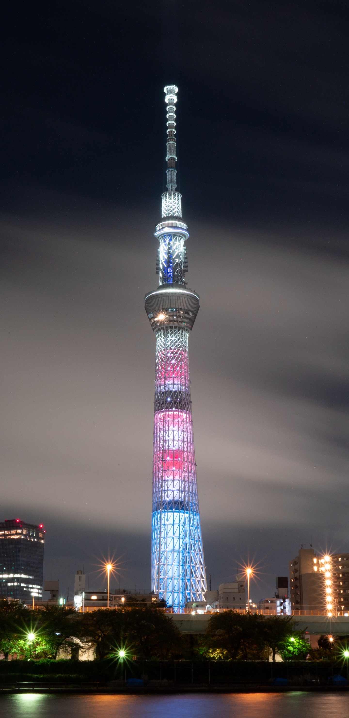 Beleuchtetes Hochhaus in Der Nacht. Wallpaper in 1440x2960 Resolution