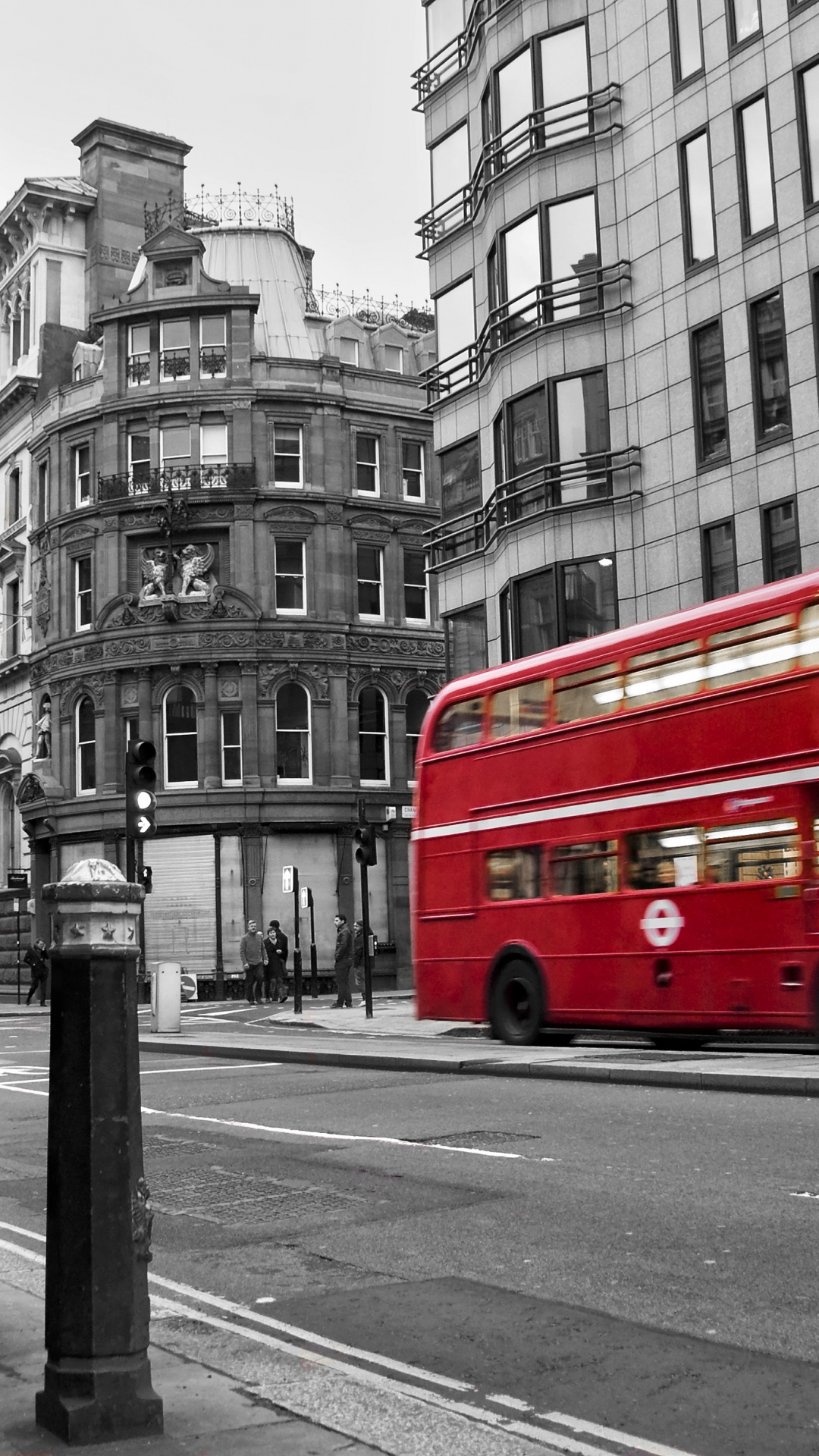 Autobús Rojo de Dos Pisos en la Carretera Cerca de Edificios Durante el Día. Wallpaper in 1080x1920 Resolution