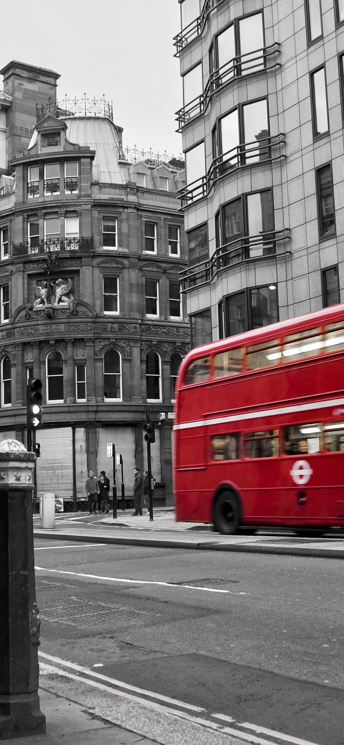 Autobús Rojo de Dos Pisos en la Carretera Cerca de Edificios Durante el Día. Wallpaper in 1125x2436 Resolution