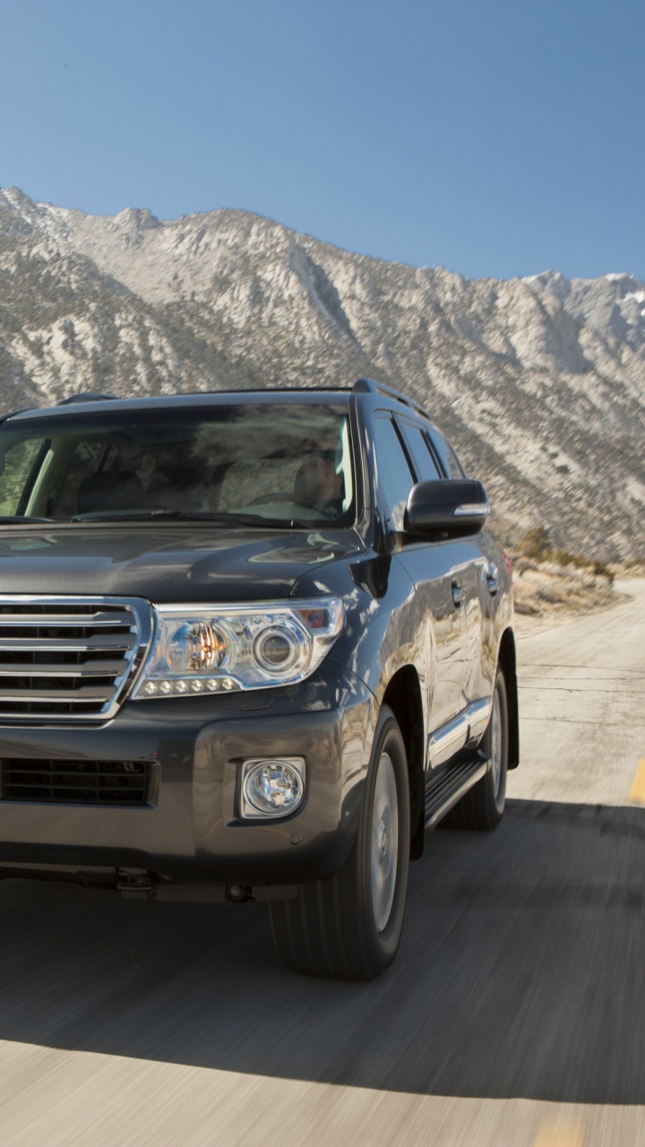 Suv Nissan Negro en la Carretera Durante el Día. Wallpaper in 720x1280 Resolution