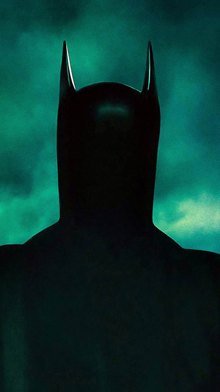 Homme en Sweat à Capuche Noir Sous Ciel Bleu. Wallpaper in 720x1280 Resolution