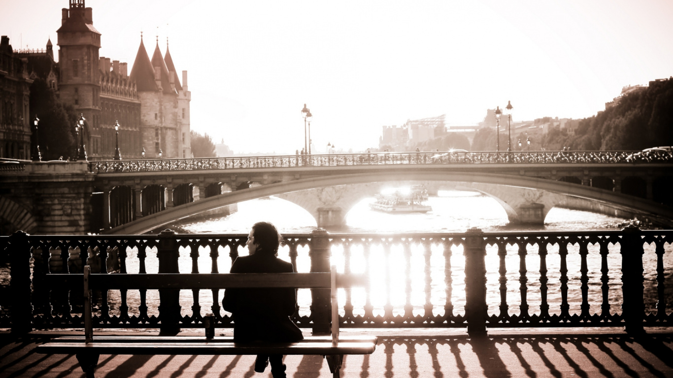 Personne Assise Sur un Banc Près du Pont. Wallpaper in 1366x768 Resolution