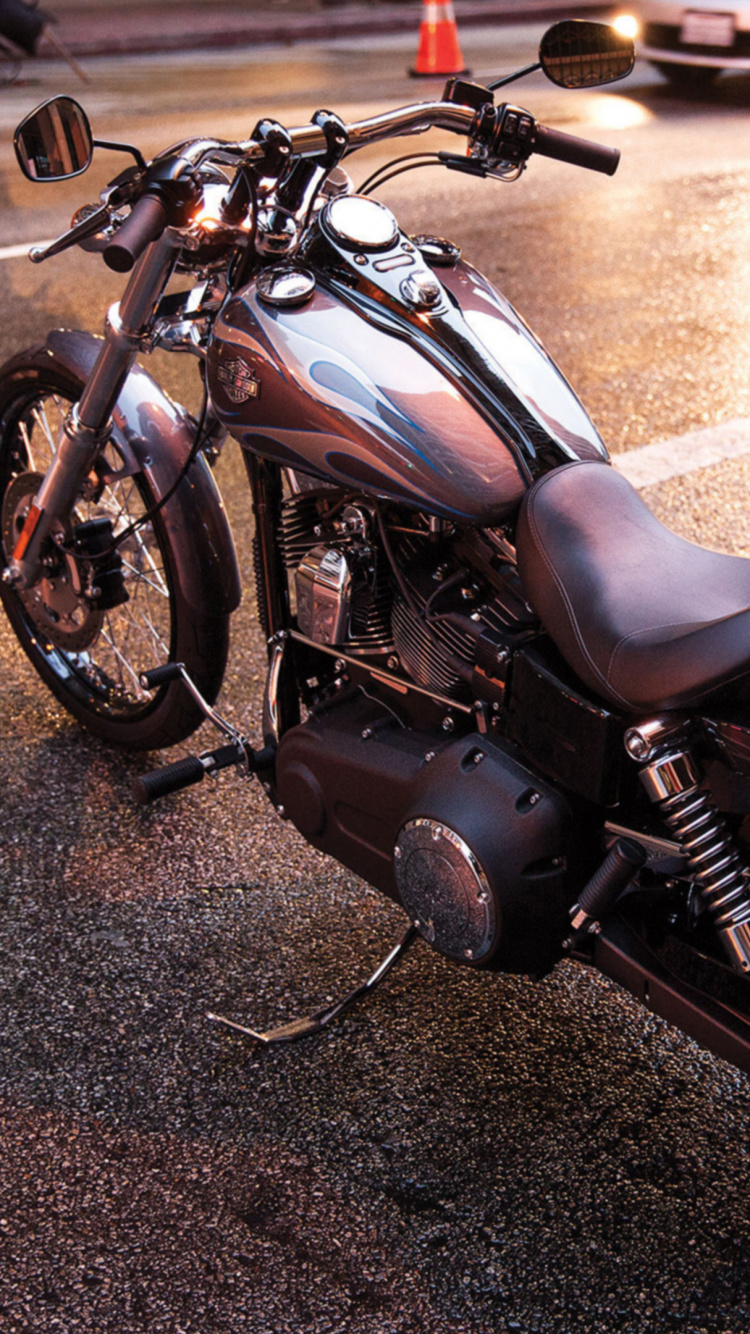 Black and Red Naked Motorcycle on Gray Asphalt Road During Daytime. Wallpaper in 750x1334 Resolution