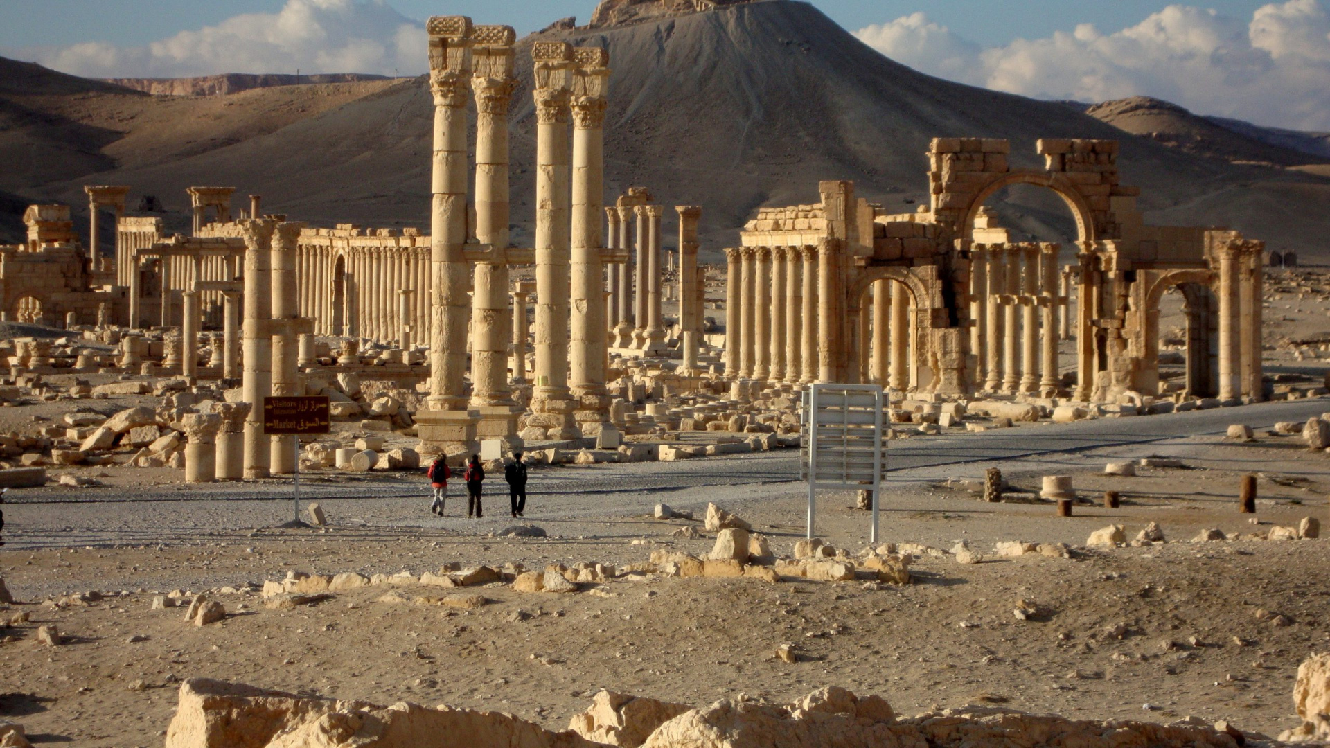 Leute, Die Tagsüber Auf Braunem Sand in Der Nähe Eines Braunen Betongebäudes Gehen. Wallpaper in 1920x1080 Resolution