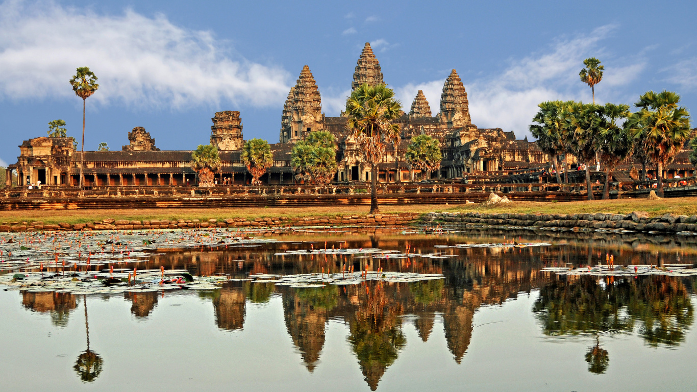 Braunes Betongebäude in Der Nähe Eines Gewässers Tagsüber. Wallpaper in 1366x768 Resolution