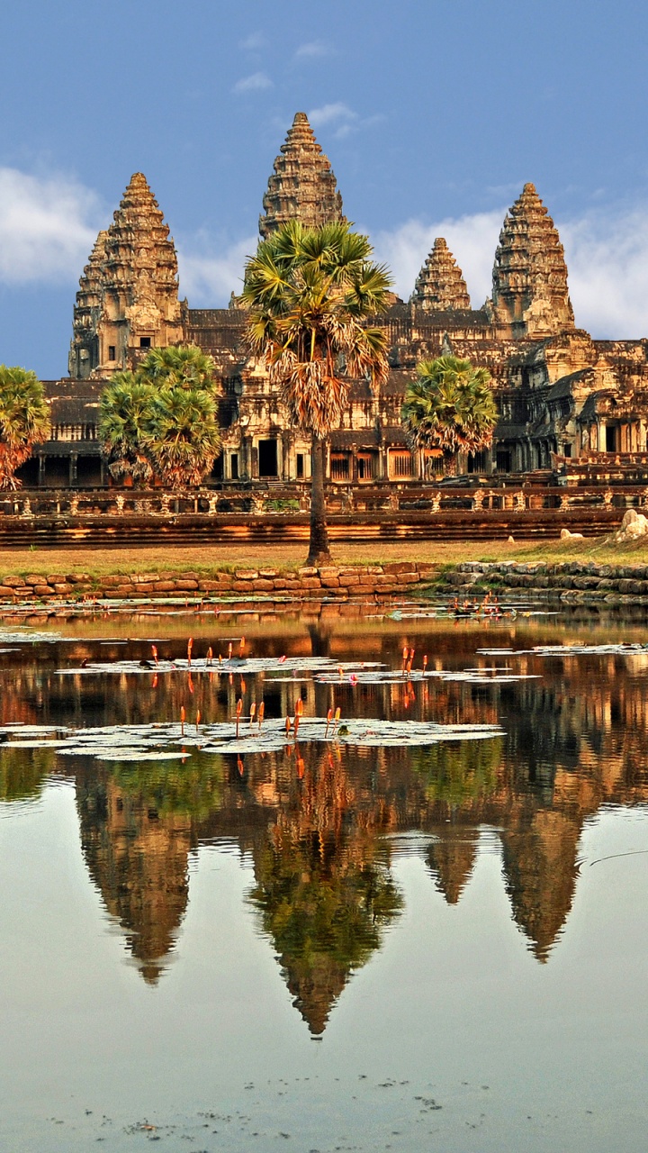 Braunes Betongebäude in Der Nähe Eines Gewässers Tagsüber. Wallpaper in 720x1280 Resolution