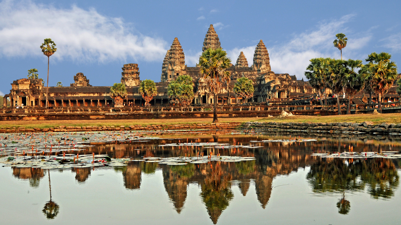 Bâtiment en Béton Brun Près D'un Plan D'eau Pendant la Journée. Wallpaper in 1280x720 Resolution