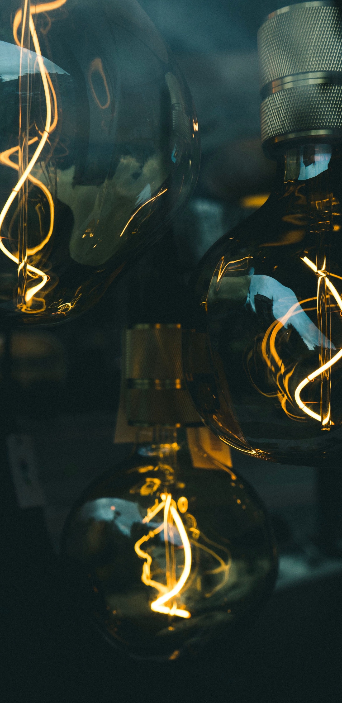 Bombilla de Luz de Vidrio Transparente Encendida Con Poca Luz. Wallpaper in 1440x2960 Resolution