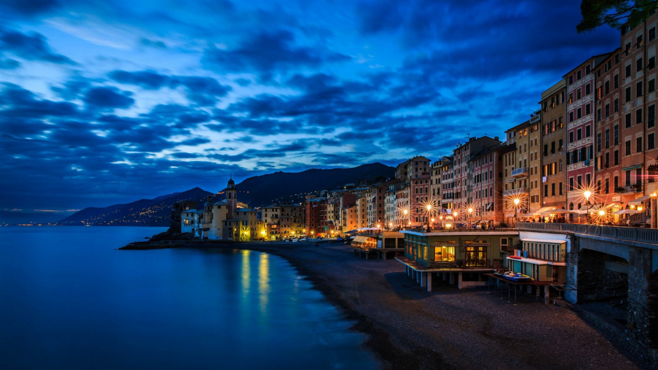 Horizon de la Ville Près D'un Plan D'eau Pendant la Nuit. Wallpaper in 1280x720 Resolution