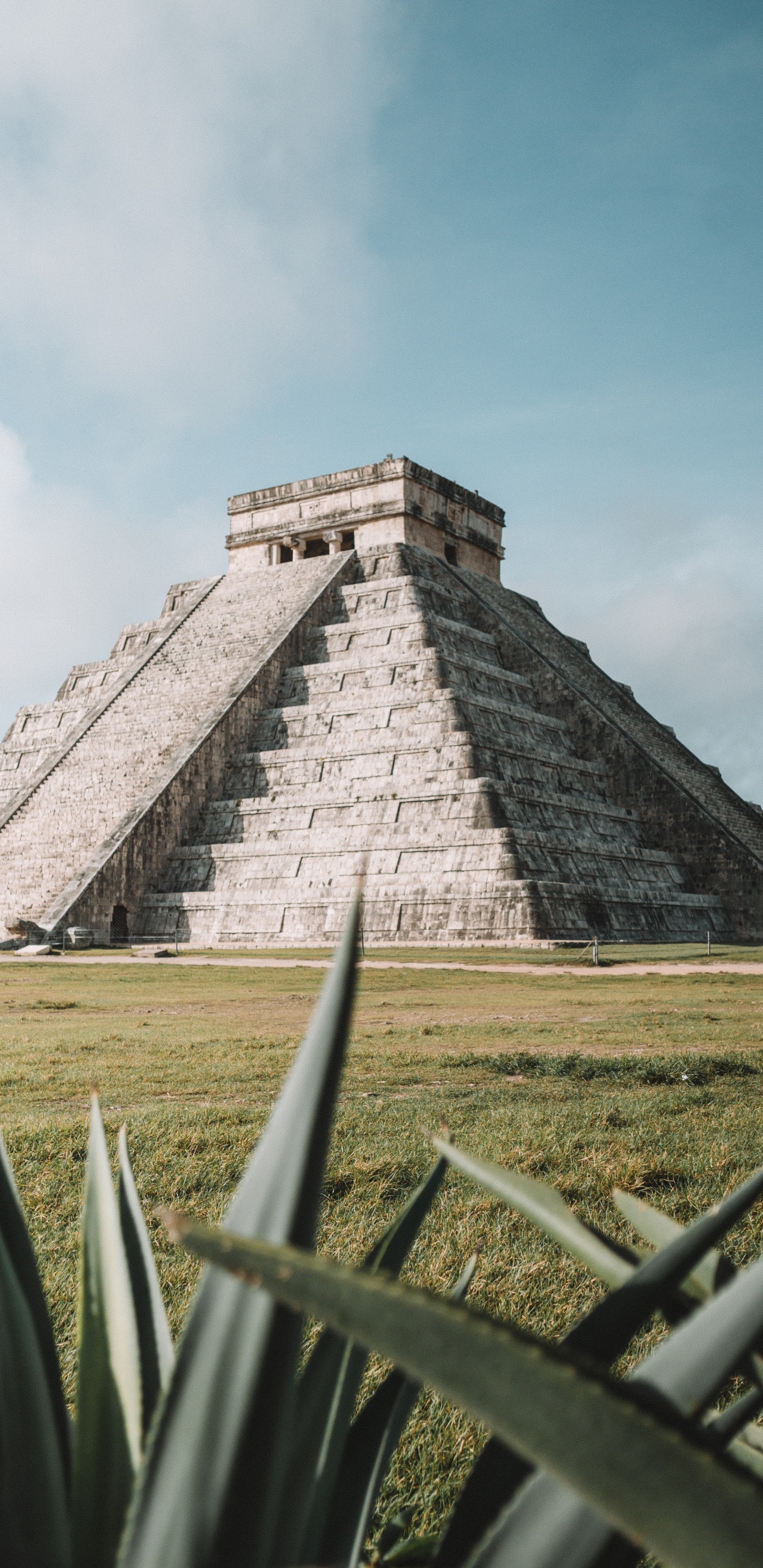 Graue Betonpyramide Unter Weißem Himmel Tagsüber. Wallpaper in 1440x2960 Resolution