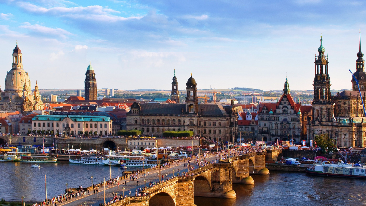 Braunes Betongebäude in Der Nähe Eines Gewässers Tagsüber. Wallpaper in 1280x720 Resolution