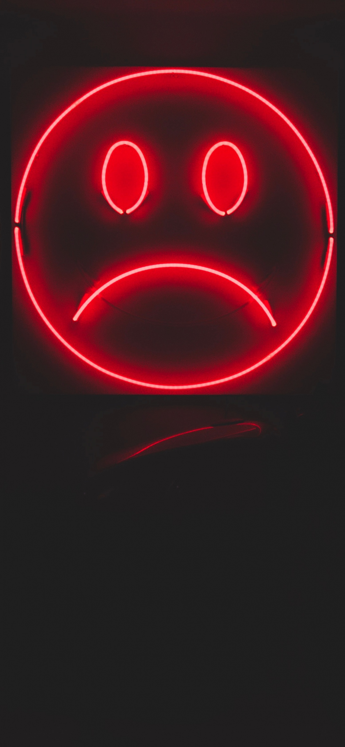 Rot Und Schwarz Lieben Neonlicht. Wallpaper in 1125x2436 Resolution