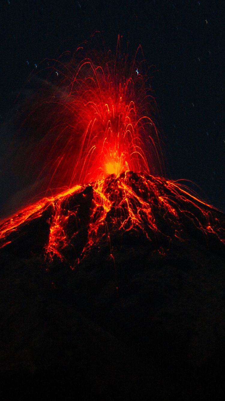 Fuego en la Cima de la Montaña Durante la Noche. Wallpaper in 750x1334 Resolution