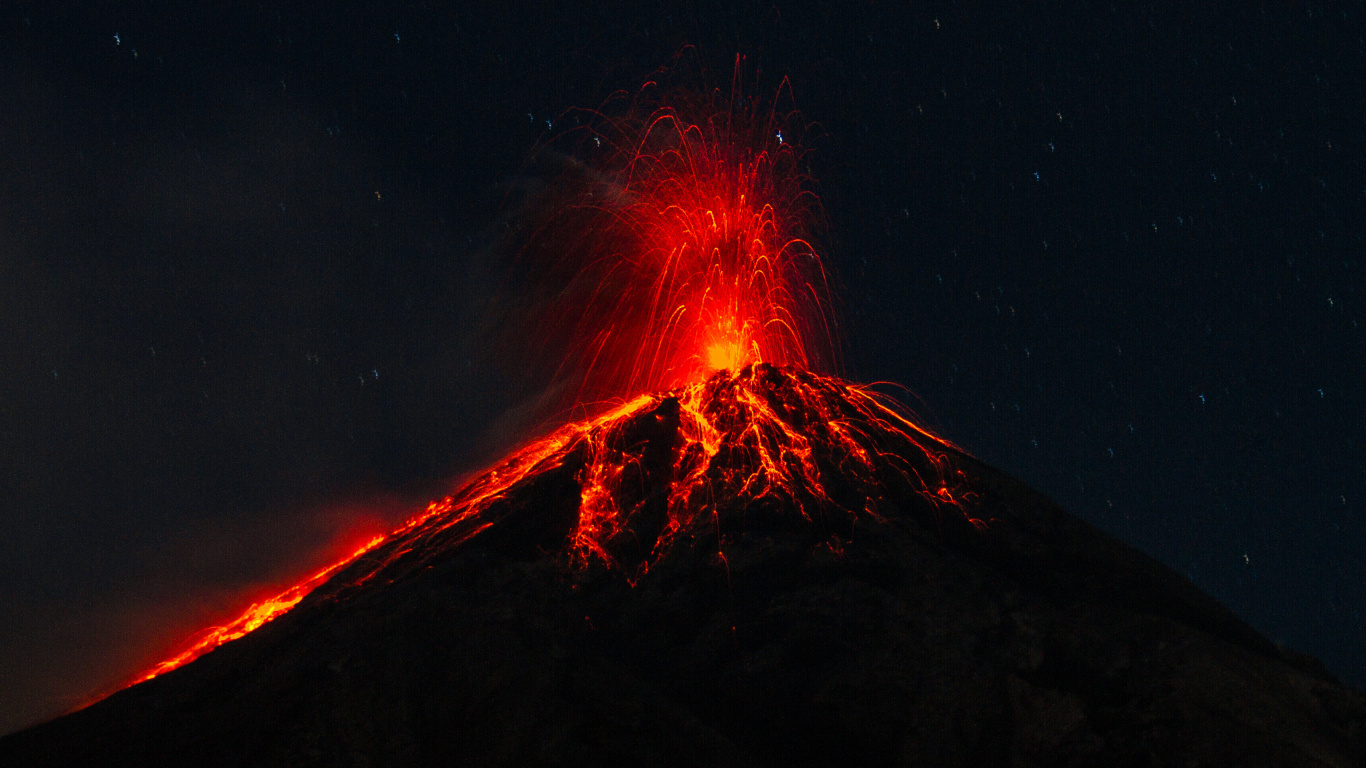 Feu au Sommet de la Montagne Pendant la Nuit. Wallpaper in 1366x768 Resolution