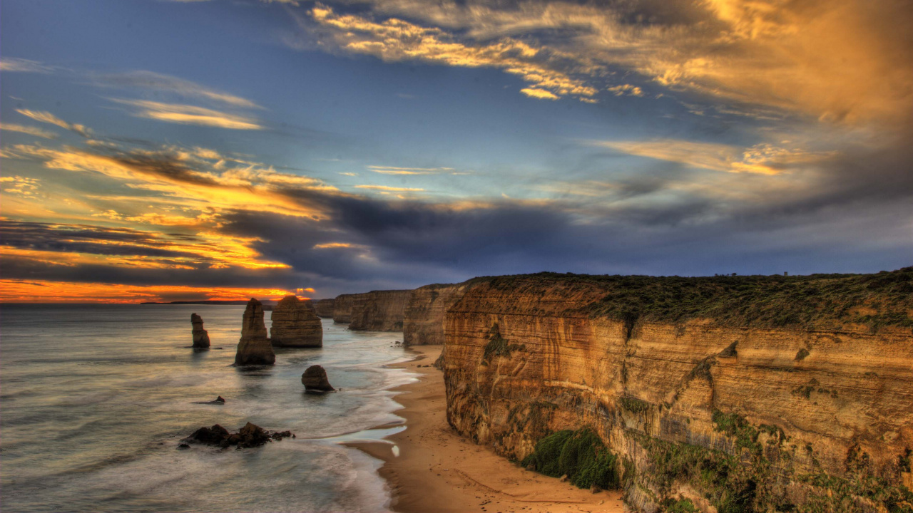 Brown Rock Formation on Sea Shore During Daytime. Wallpaper in 1280x720 Resolution