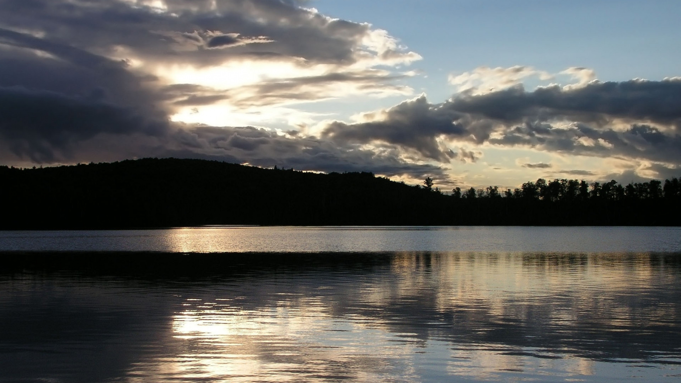 Gewässer in Der Nähe Des Berges Unter Weißen Wolken Und Blauem Himmel Tagsüber. Wallpaper in 1366x768 Resolution