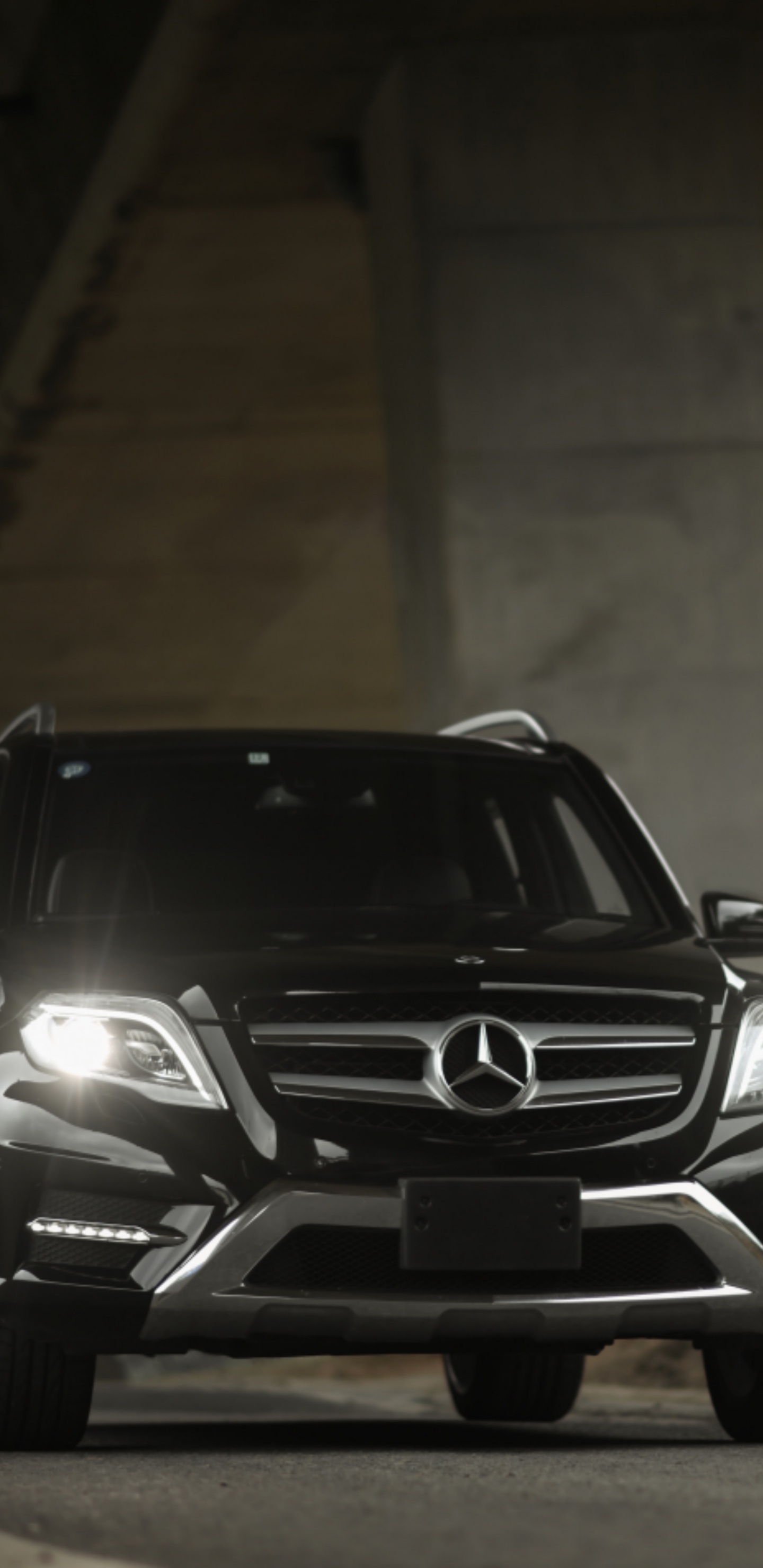 Schwarz Bmw m 3 im Tunnel Geparkt. Wallpaper in 1440x2960 Resolution