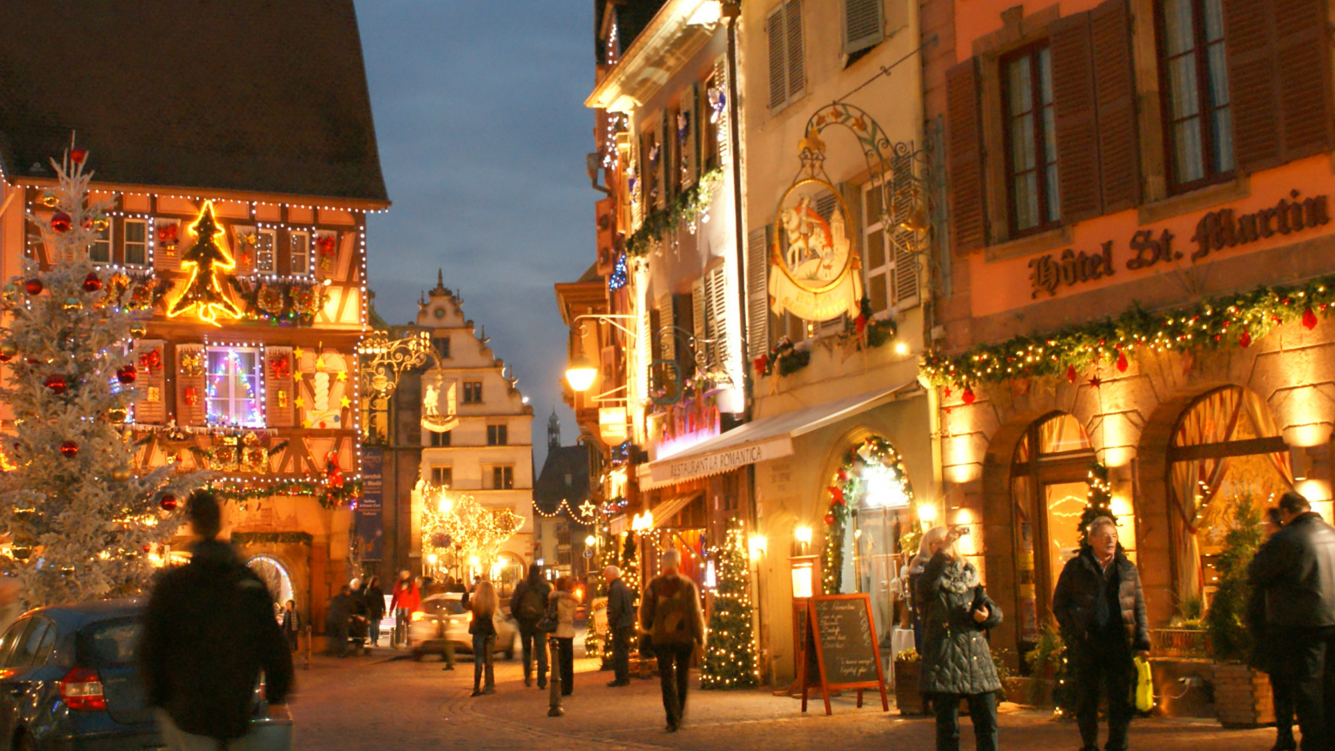 Leute, Die Nachts Auf Der Straße Gehen. Wallpaper in 1920x1080 Resolution