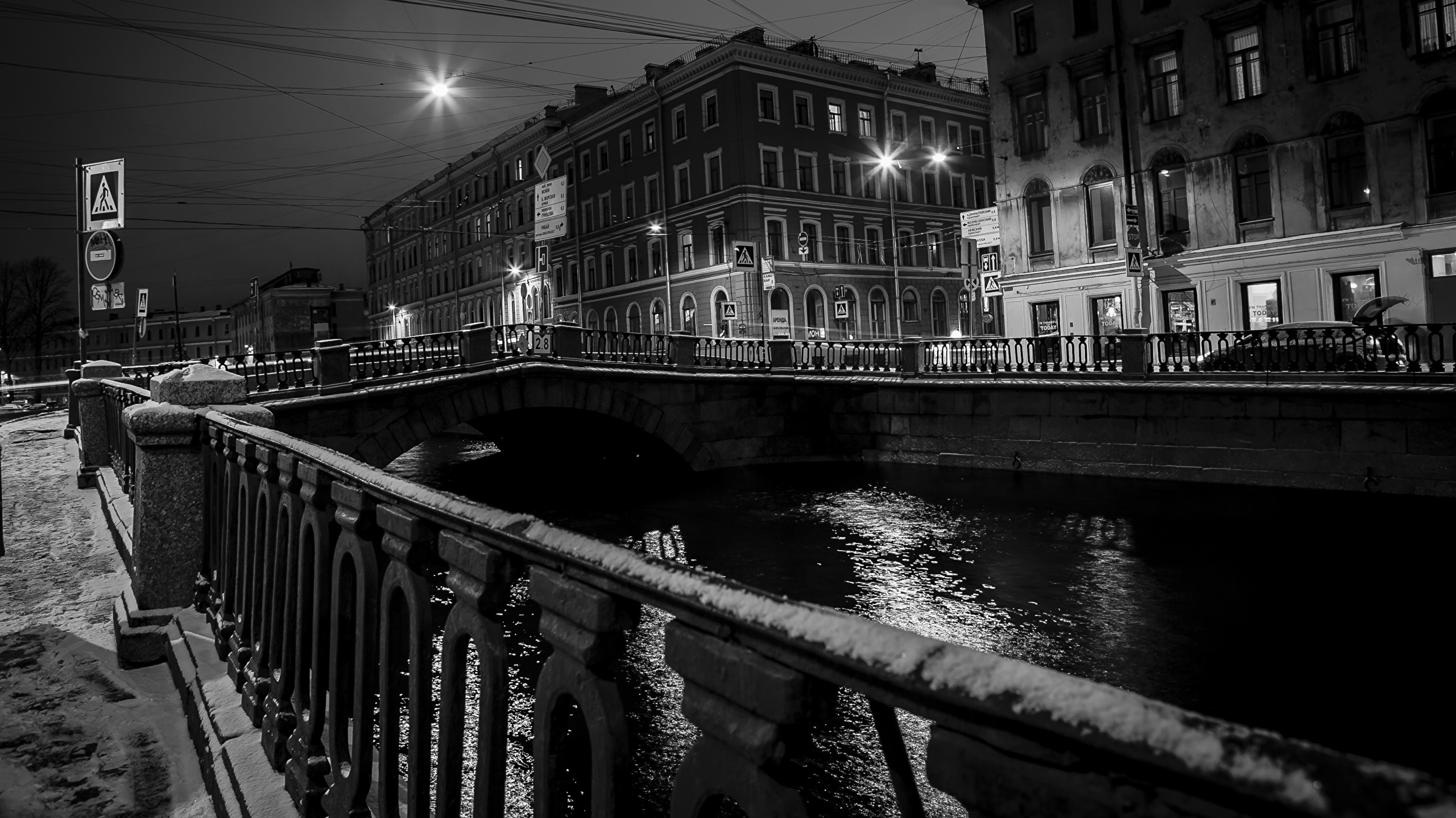 Grayscale Photo of a River in The Middle of a City. Wallpaper in 2560x1440 Resolution