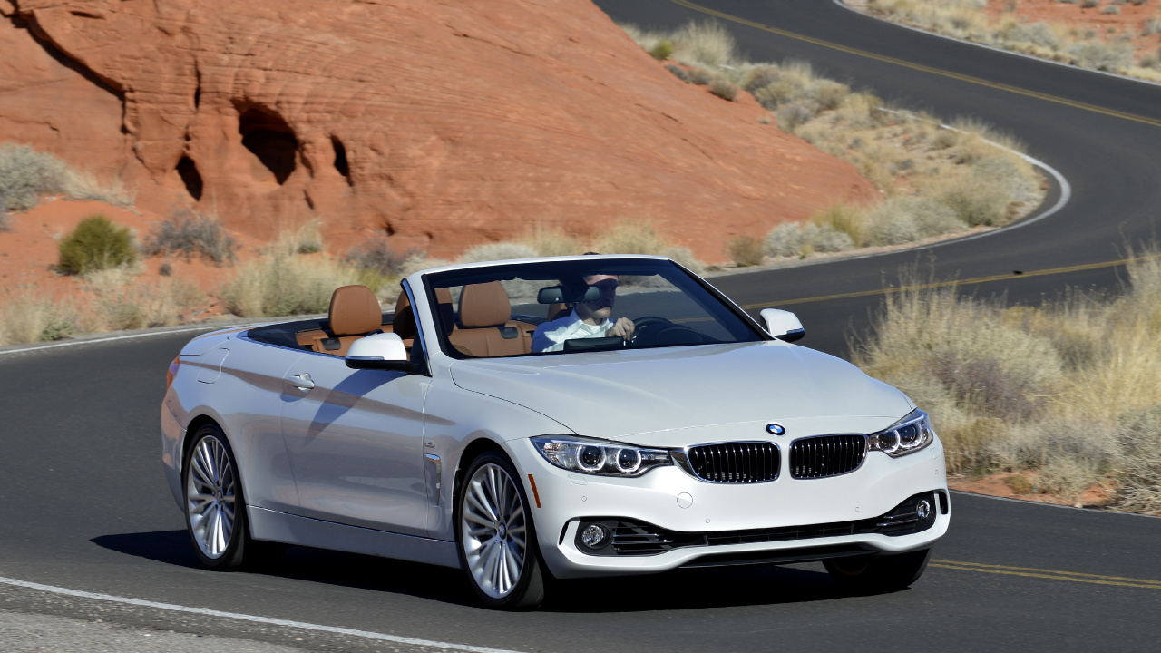 Silver Mercedes Benz Coupé Convertible Estacionado en la Carretera de Asfalto Gris Durante el Día. Wallpaper in 1280x720 Resolution