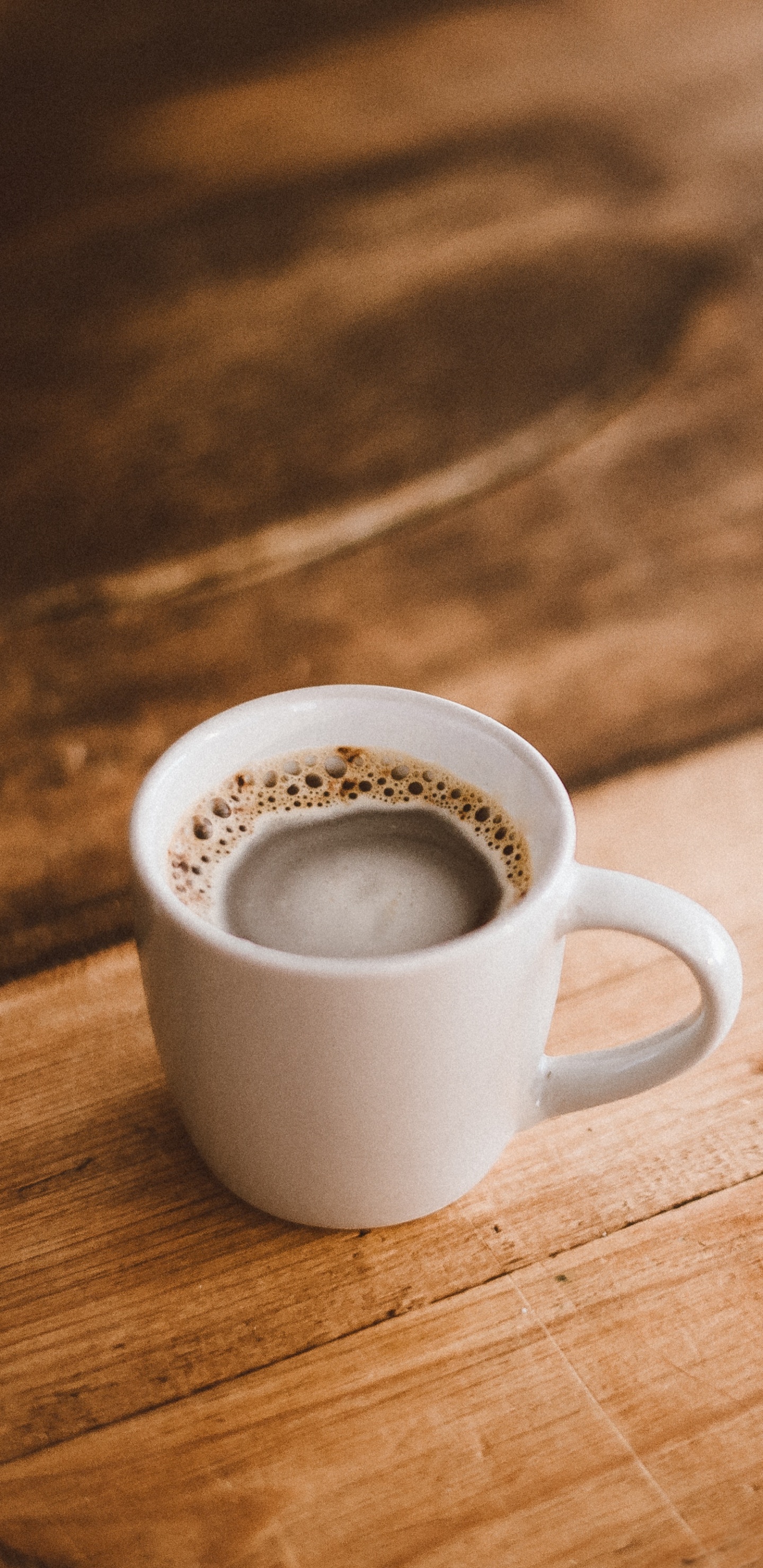 Mug en Céramique Blanche Sur Table en Bois Marron. Wallpaper in 1440x2960 Resolution