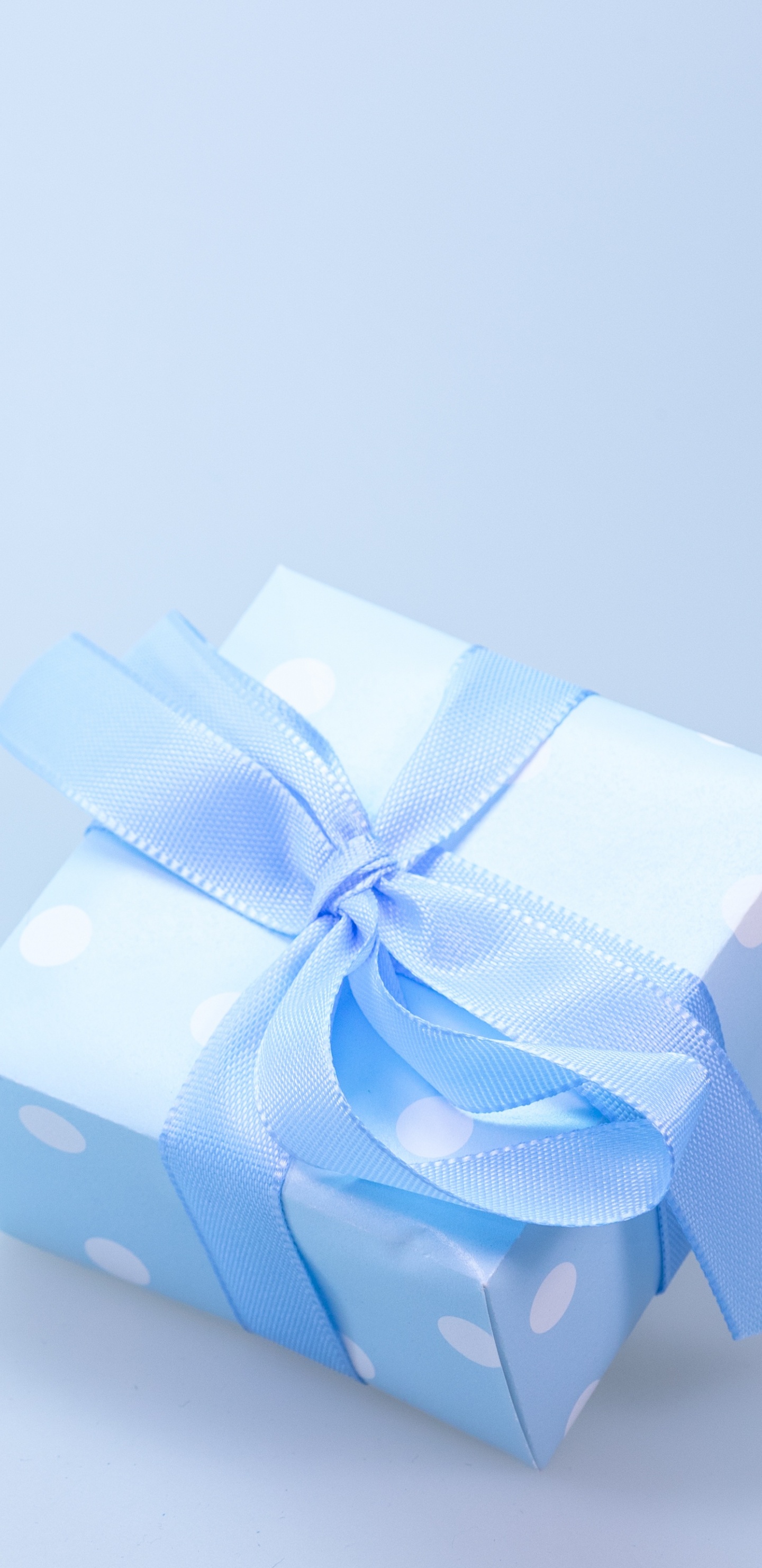 Caja de Regalo de Lunares Azules y Blancos Con Cinta Blanca. Wallpaper in 1440x2960 Resolution