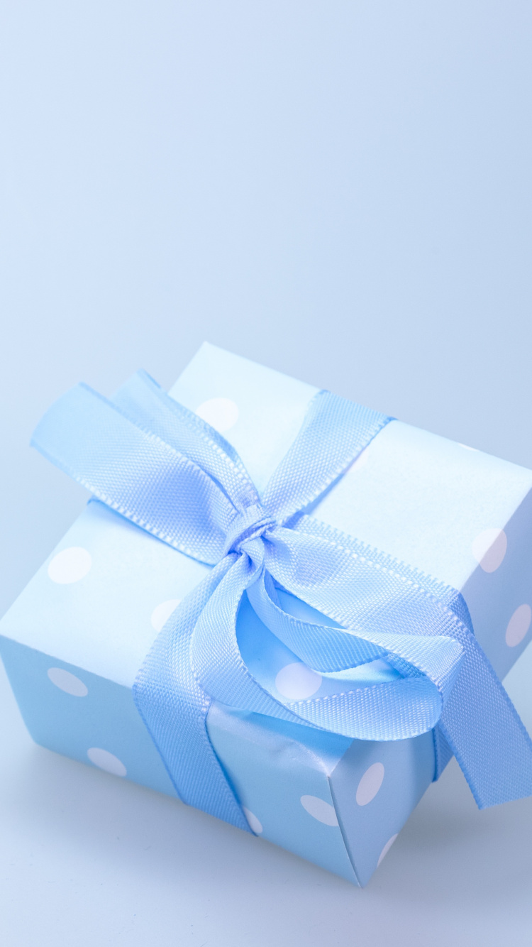 Blau-weiß Gepunktete Geschenkbox Mit Weißem Band. Wallpaper in 750x1334 Resolution