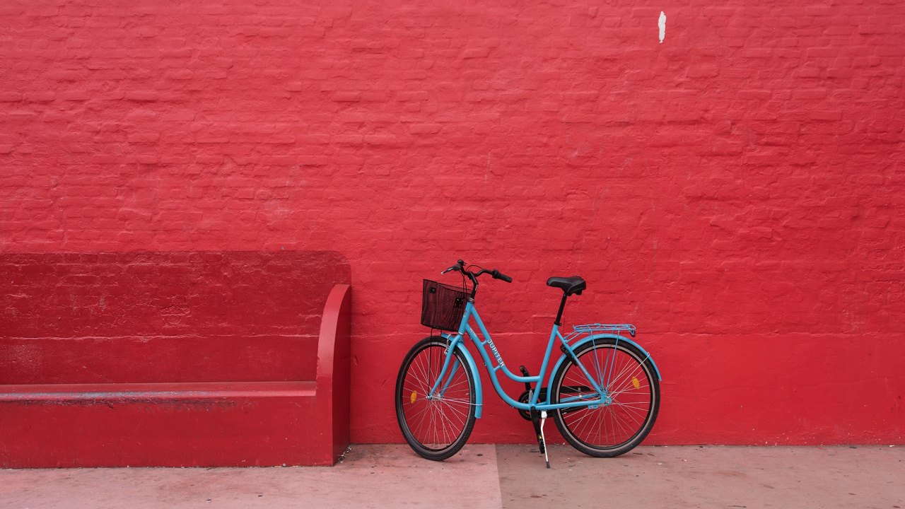 Bicicleta de Ciudad en Blanco y Negro Junto a la Pared Roja. Wallpaper in 1280x720 Resolution