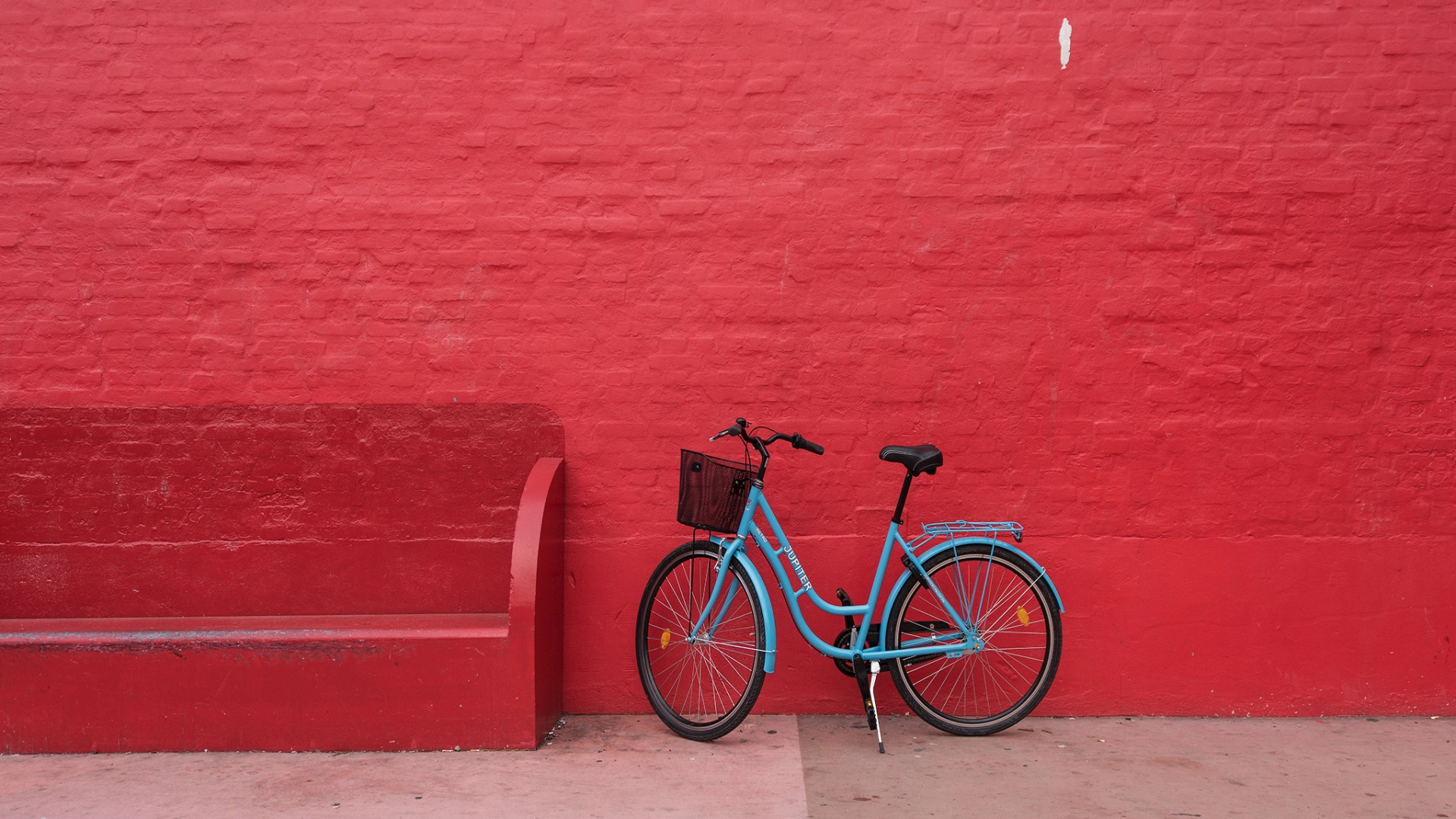 Bicicleta de Ciudad en Blanco y Negro Junto a la Pared Roja. Wallpaper in 1920x1080 Resolution