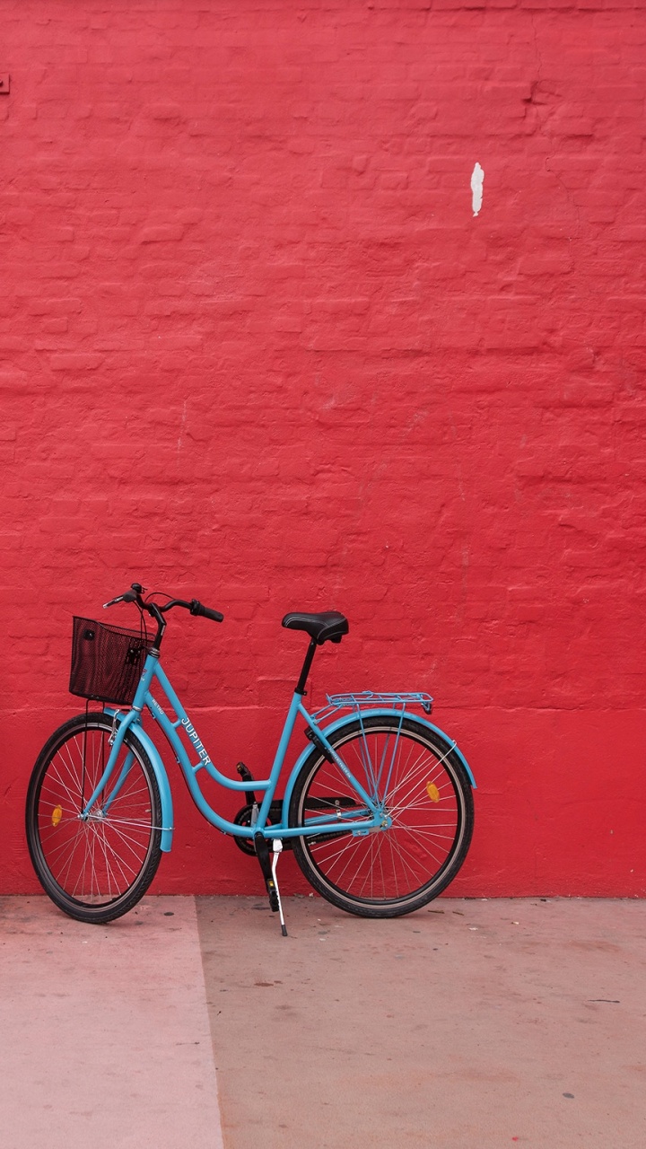 Schwarz-weißes Citybike Neben Roter Wand. Wallpaper in 720x1280 Resolution