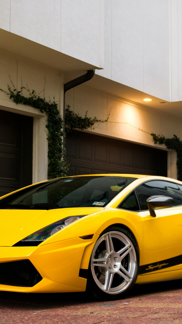 Gelber Ferrari 458 Italia in Der Nähe Des Weißen Gebäudes Geparkt. Wallpaper in 750x1334 Resolution