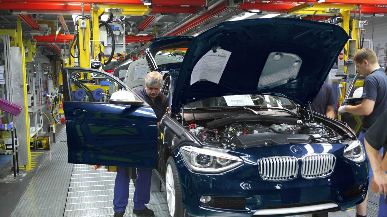 Femme en Robe Sans Manches Bleu Debout à Côté de la Voiture Bmw Noire. Wallpaper in 1280x720 Resolution