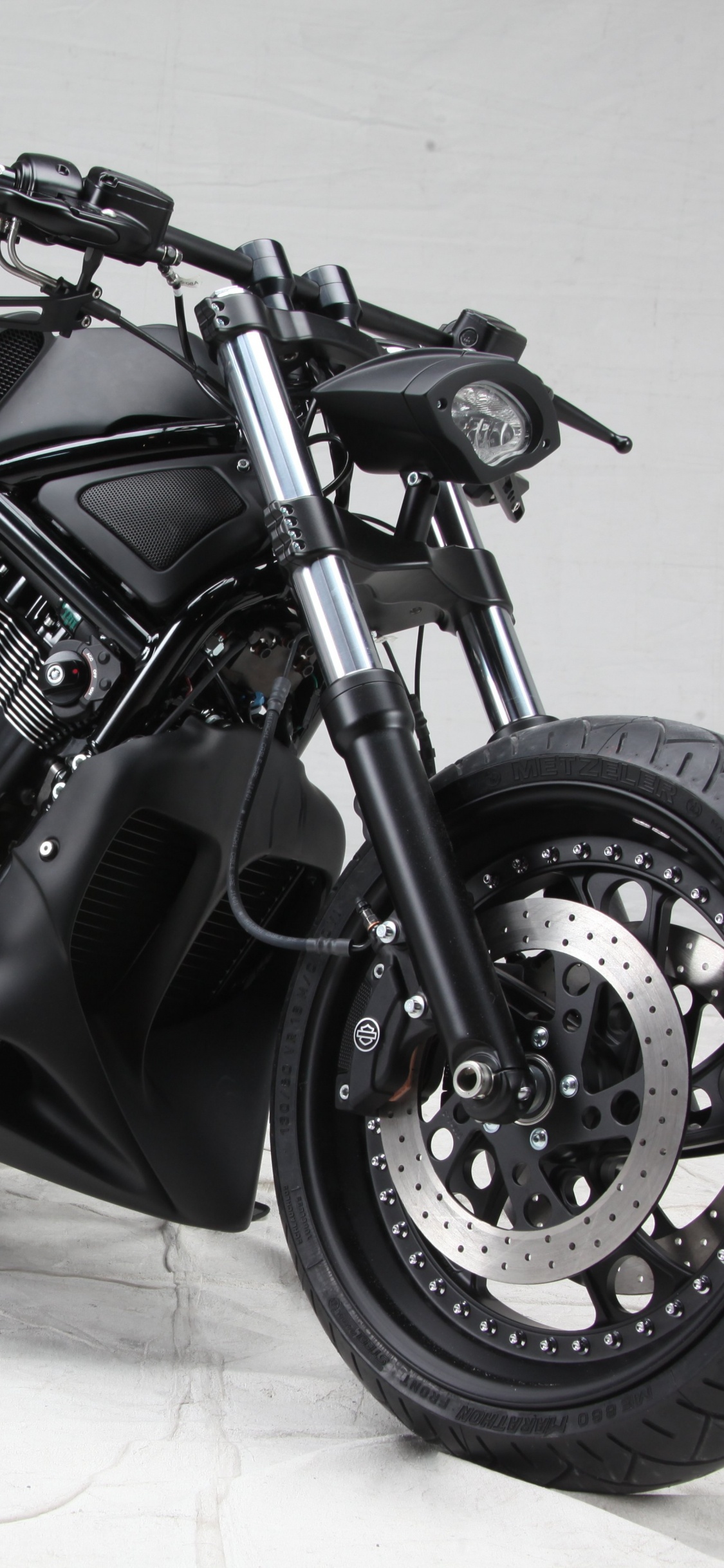 Moto Cruiser Noir et Argent. Wallpaper in 1125x2436 Resolution