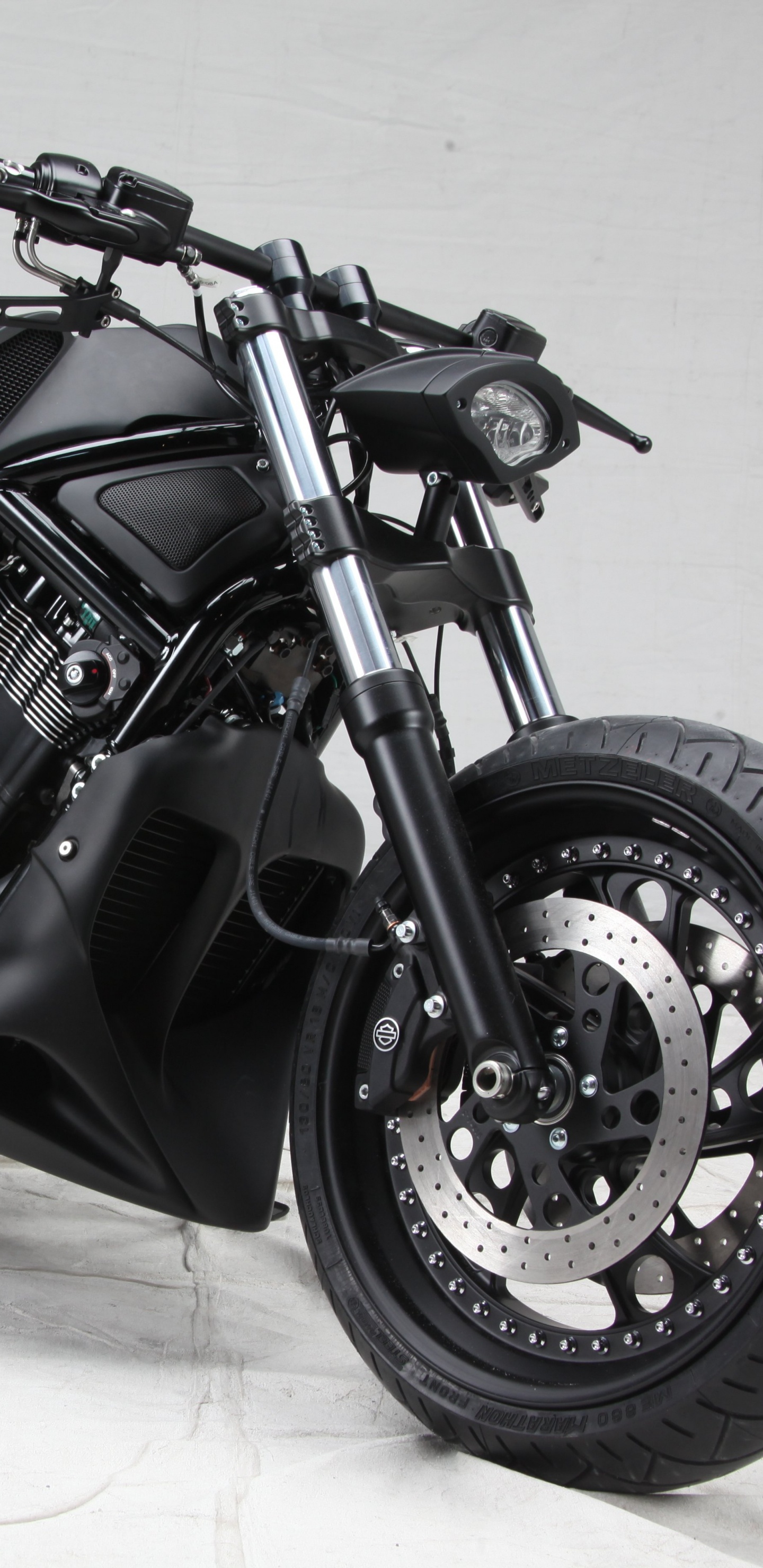 Moto Cruiser Noir et Argent. Wallpaper in 1440x2960 Resolution