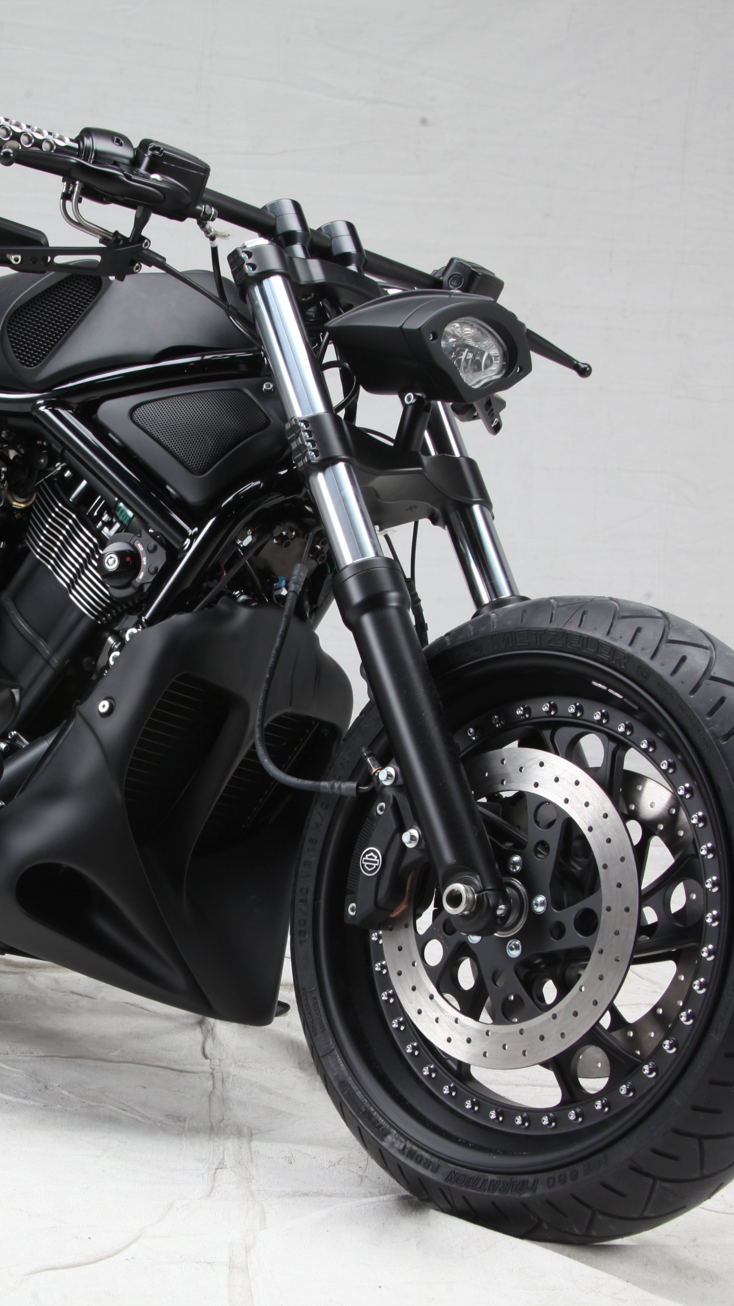 Motocicleta Cruiser Negra y Plateada. Wallpaper in 1440x2560 Resolution