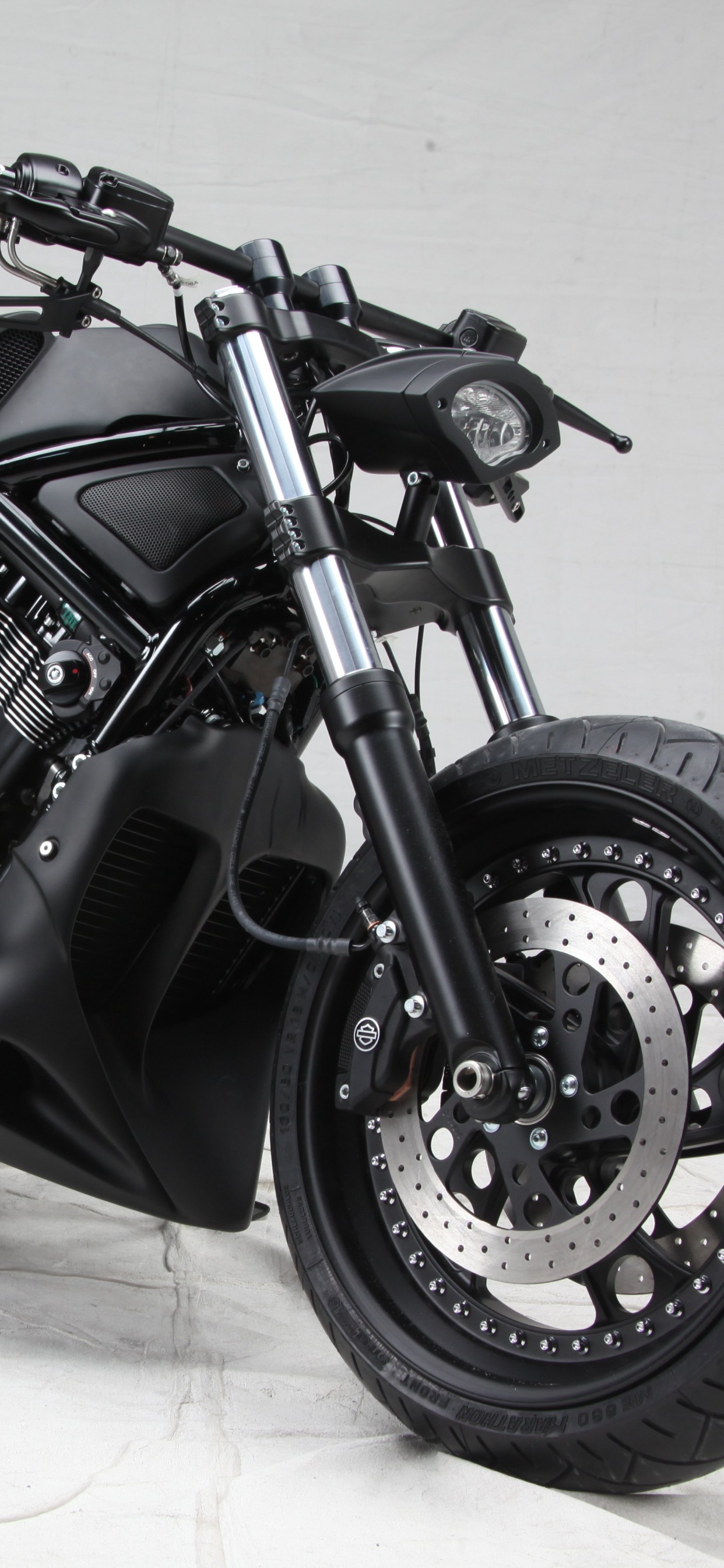 Schwarz-silbernes Cruiser-Motorrad. Wallpaper in 1242x2688 Resolution