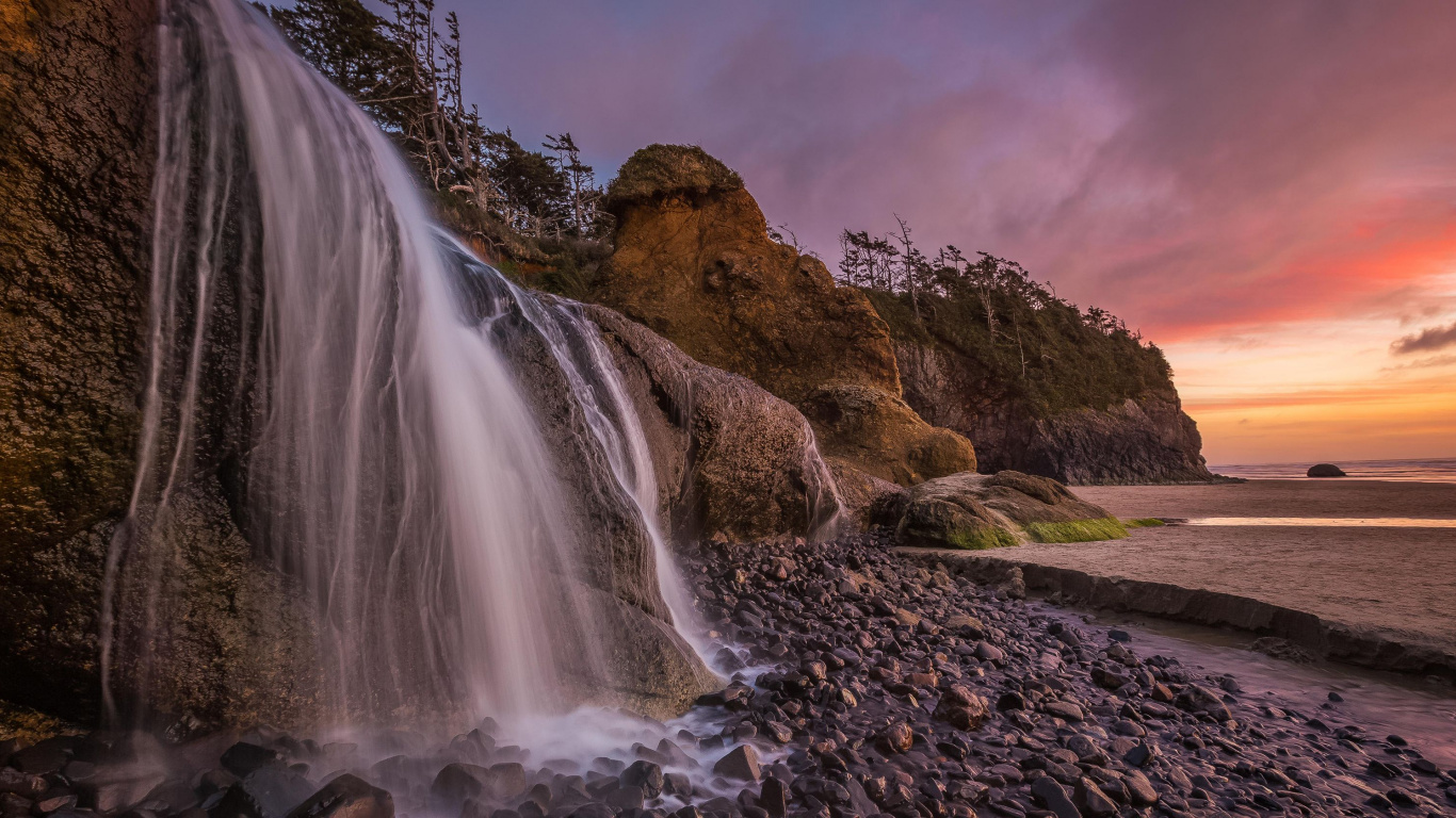 El Agua Cae Sobre la Montaña Rocosa Marrón Bajo el Cielo Nublado Gris. Wallpaper in 1366x768 Resolution