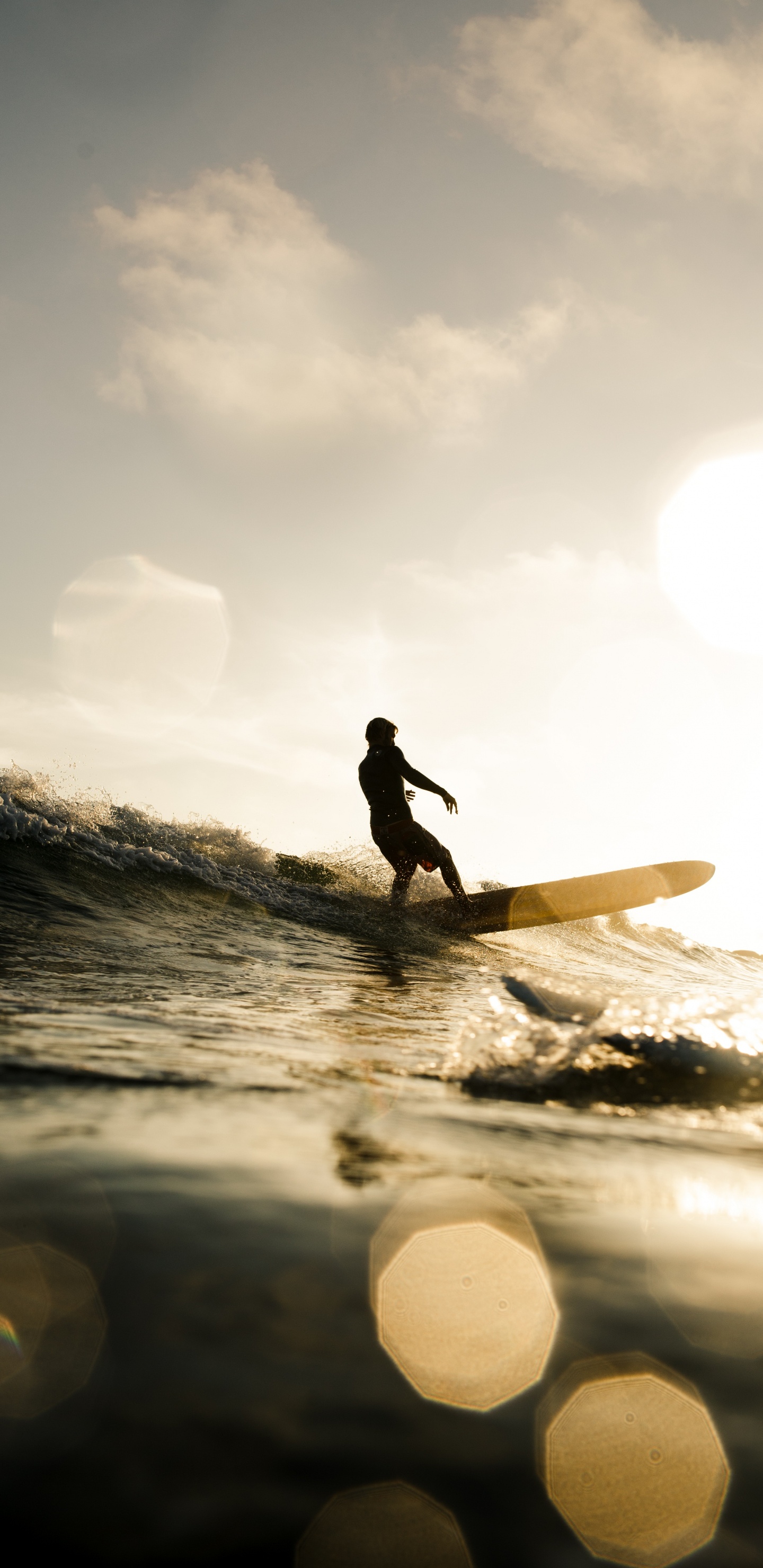 Silhouette Eines Mannes, Der Tagsüber Ein Surfbrett Auf Dem Wasser Hält. Wallpaper in 1440x2960 Resolution