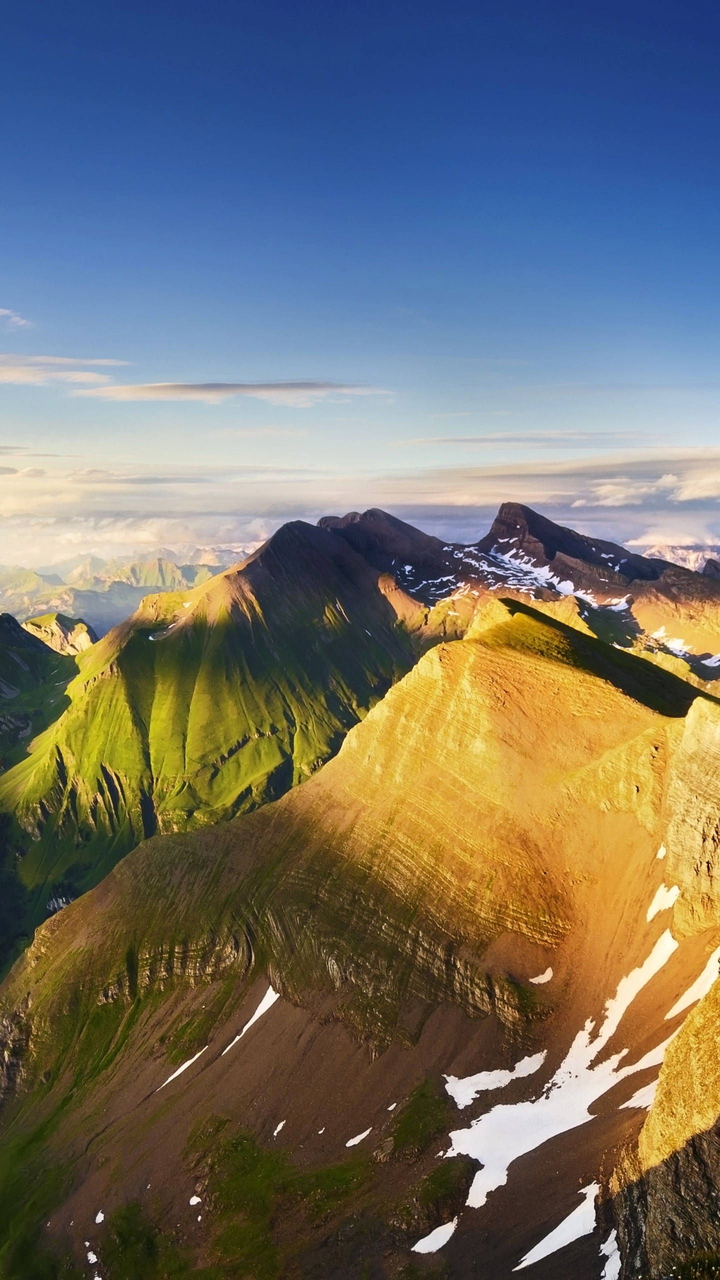 Tagsüber Braune Und Grüne Berge Unter Blauem Himmel. Wallpaper in 1440x2560 Resolution