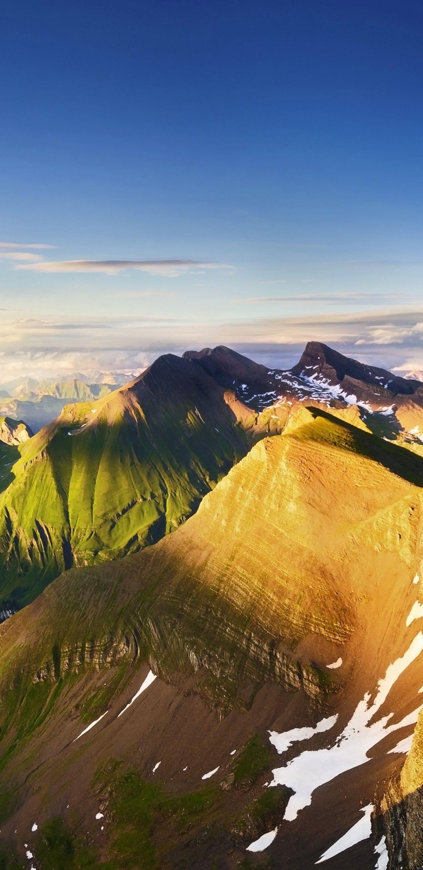 Tagsüber Braune Und Grüne Berge Unter Blauem Himmel. Wallpaper in 1440x2960 Resolution