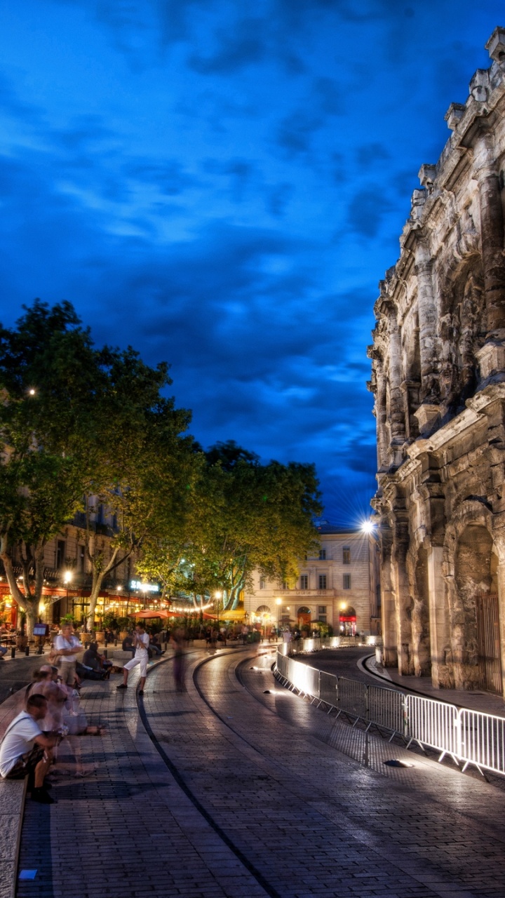 Gente Caminando en la Acera Cerca Del Edificio Durante el Día. Wallpaper in 720x1280 Resolution